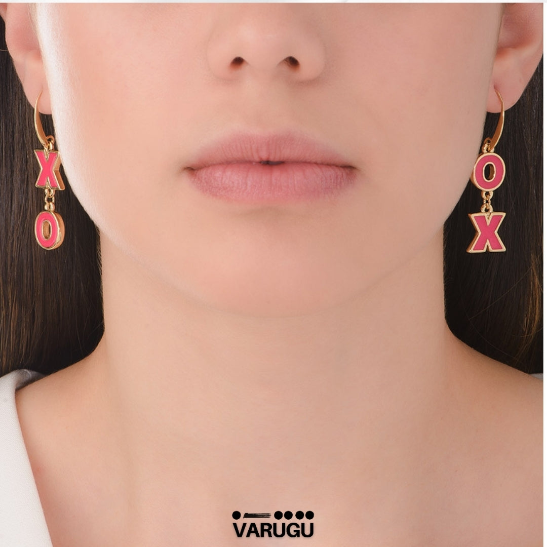 Aretes con letra XO en esmalte rosa