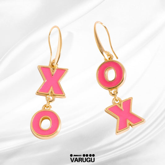 Aretes con letra XO en esmalte rosa