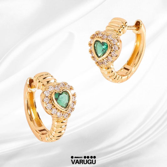 Aretes con corazón verde brillante en baño de oro