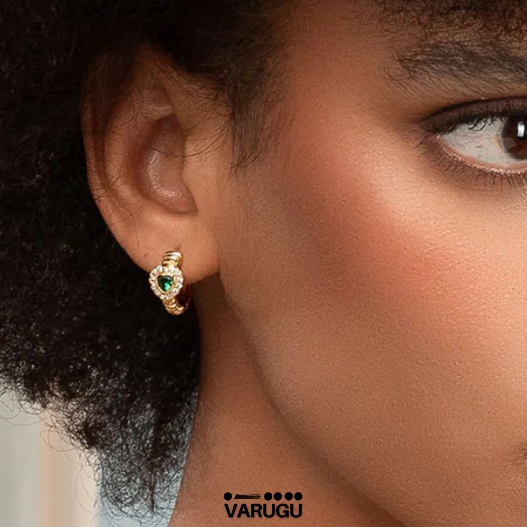 Aretes con corazón verde brillante en baño de oro