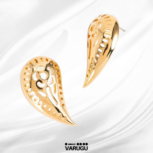 Aretes con diseño gota calada en baño de oro