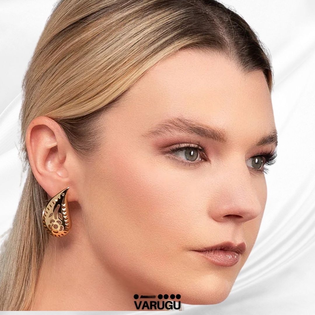 Aretes con diseño gota calada en baño de oro