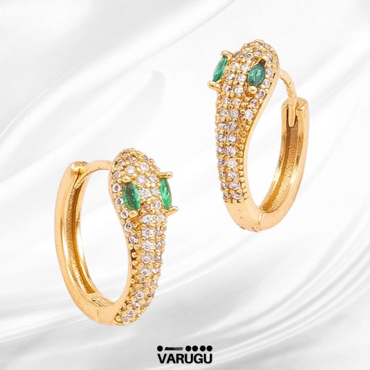 Aretes diseño serpiente brillante en baño de oro