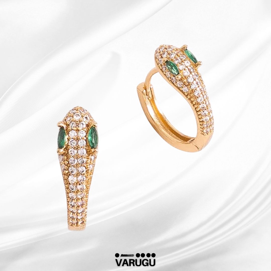 Aretes diseño serpiente brillante en baño de oro