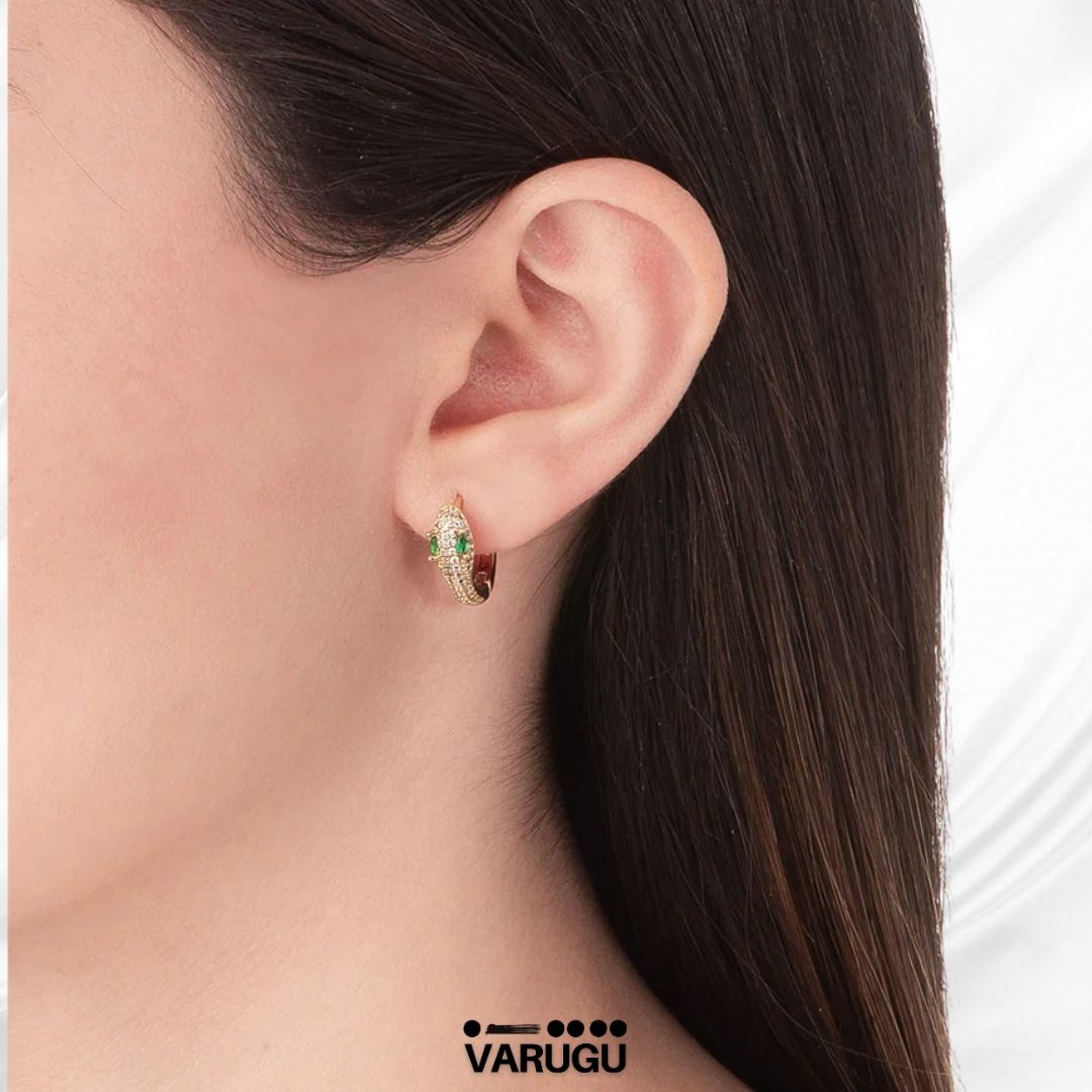 Aretes diseño serpiente brillante en baño de oro