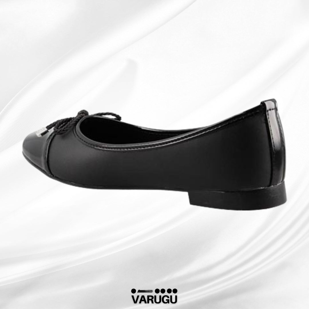 Flats con acabado en charol y lazo fino color negro