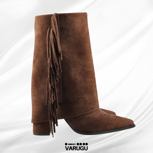 Botas café para mujer con colgantes