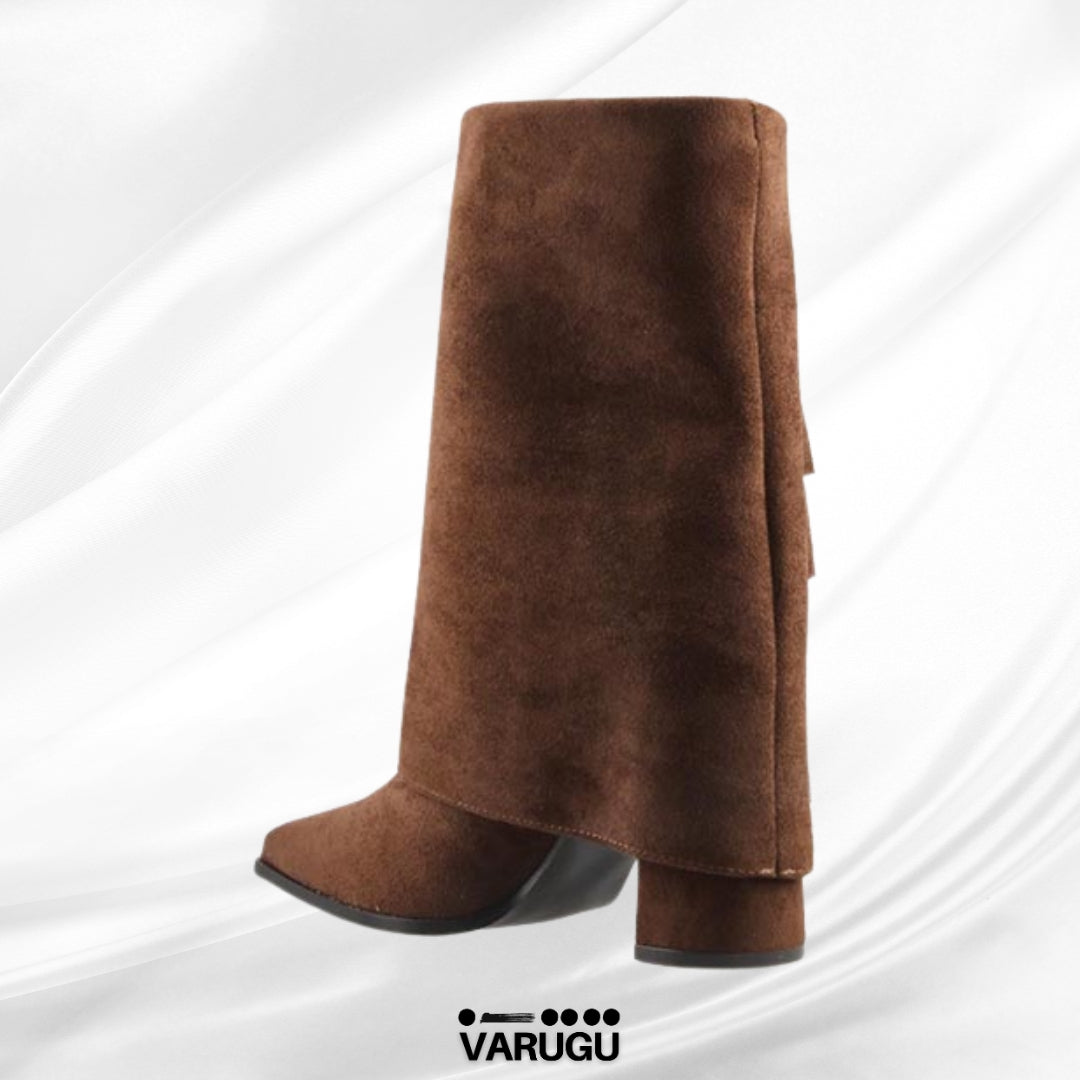 Botas café para mujer con colgantes