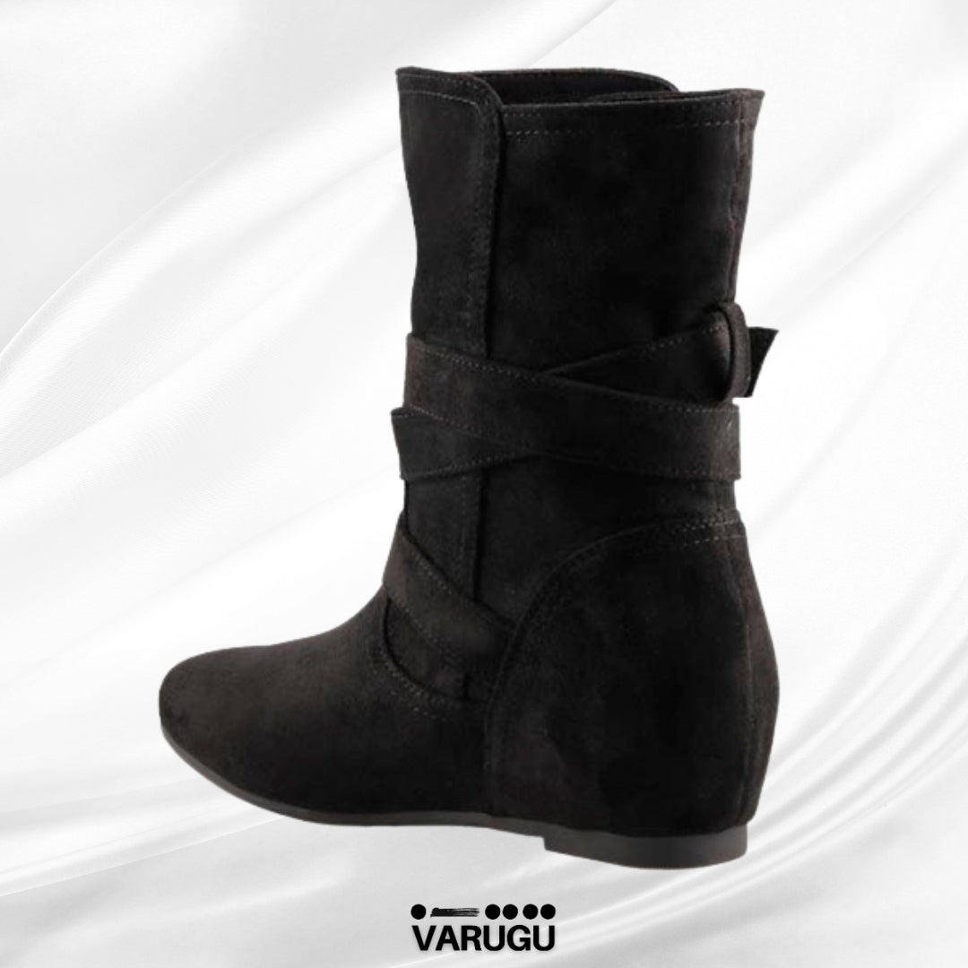 Botas color negro con dos cinturones