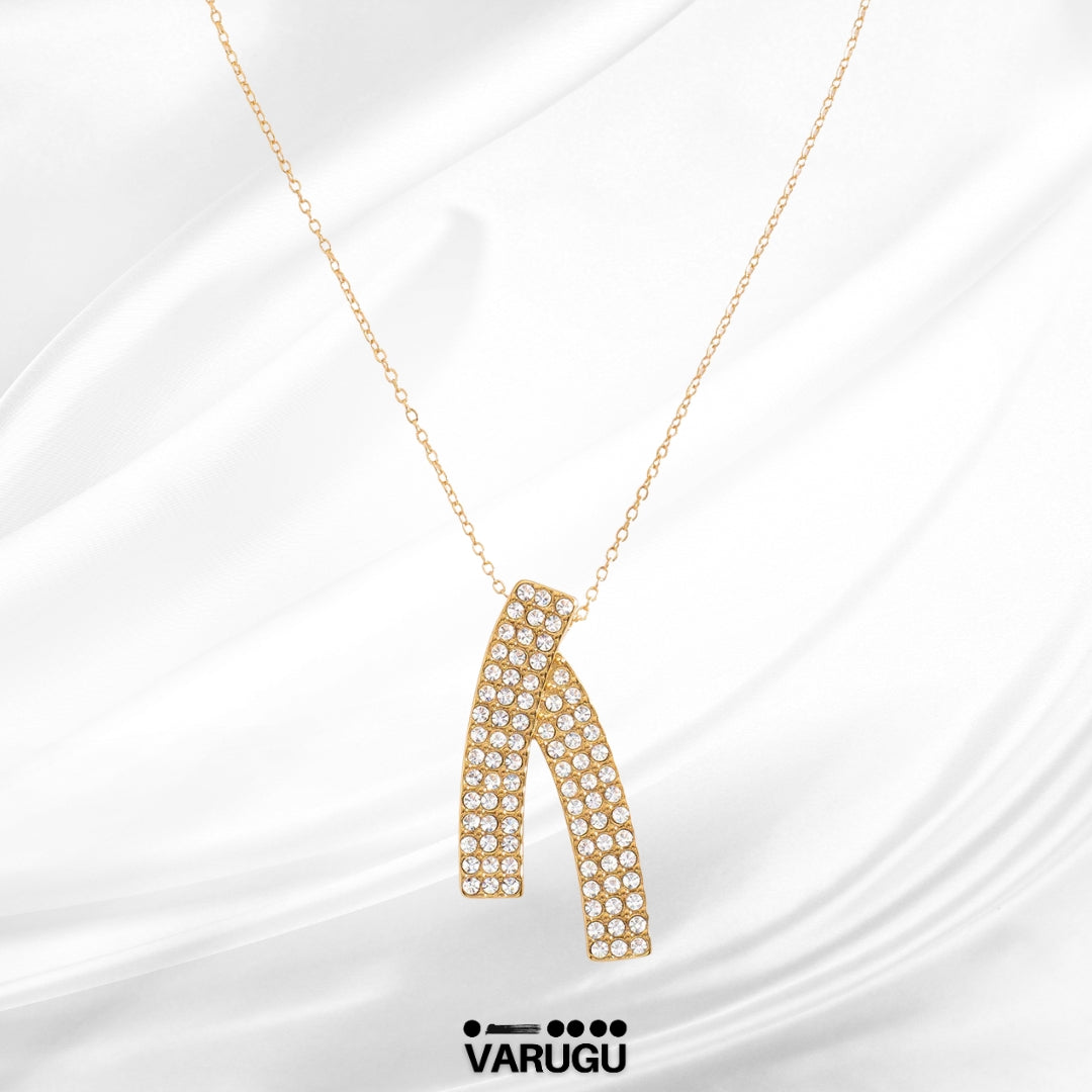 Collar con dijes de piedras baño de oro