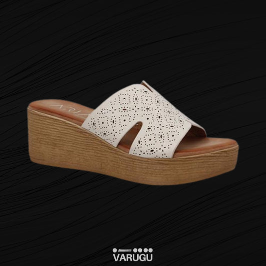Sandalias blancas con cintas decorativas