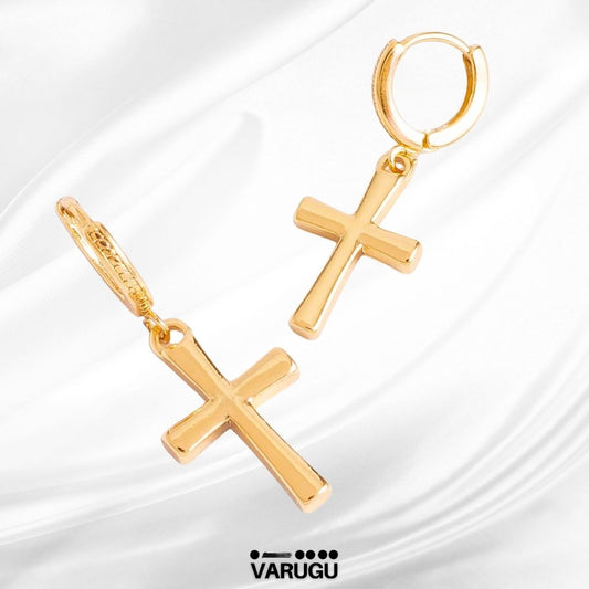 Aretes con dije de cruz en baño de oro