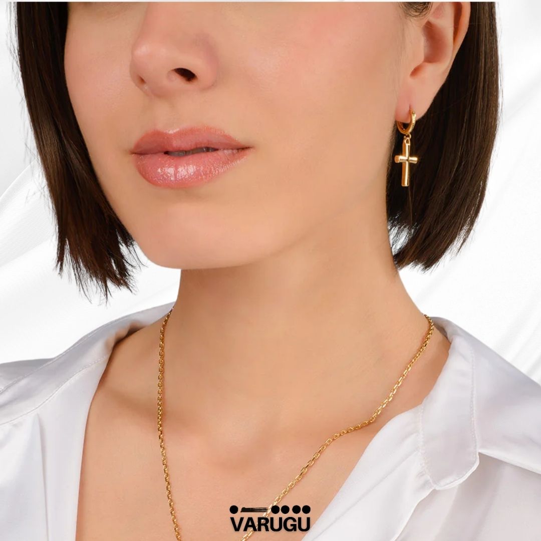 Aretes con dije de cruz en baño de oro