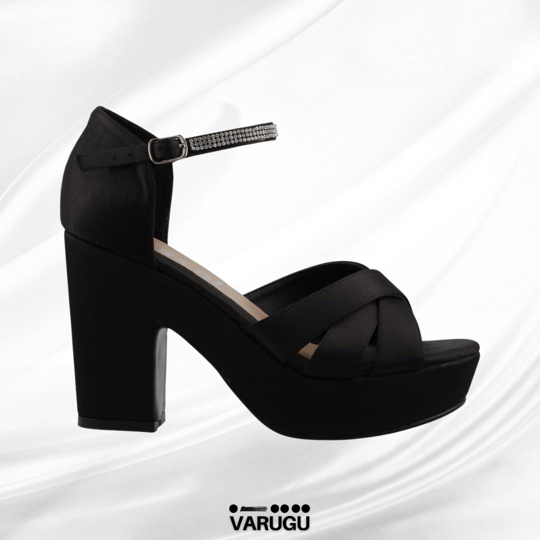 Zapatillas negras con pulsera plata