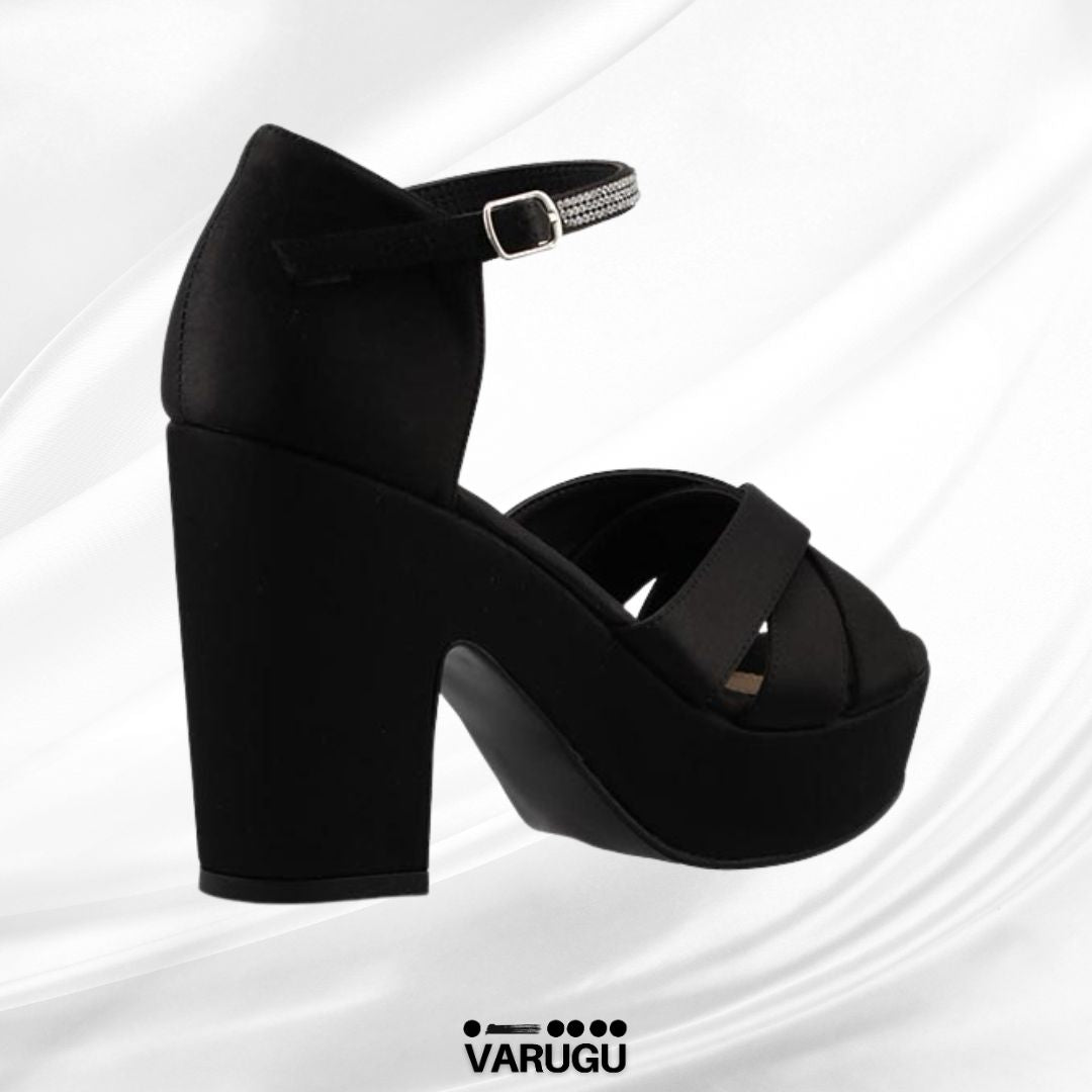 Zapatillas negras con pulsera plata