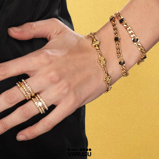 Pulsera con cadena y esmalte negro baño de oro