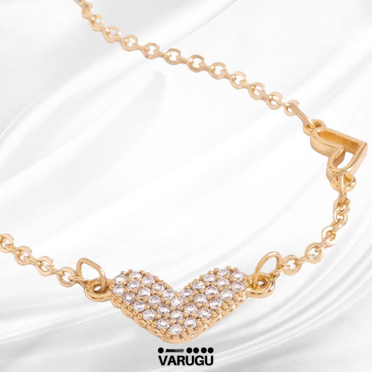 Pulsera con dijes de corazón brillante en baño de oro