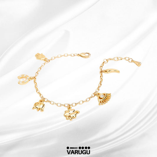 Pulsera con dijes de amuletos en baño de oro
