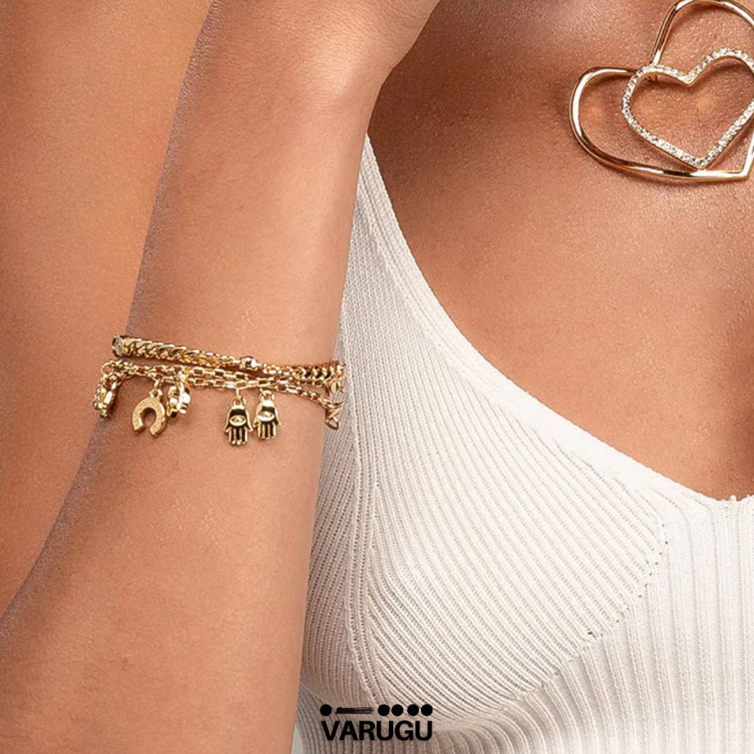 Pulsera con dijes de amuletos en baño de oro