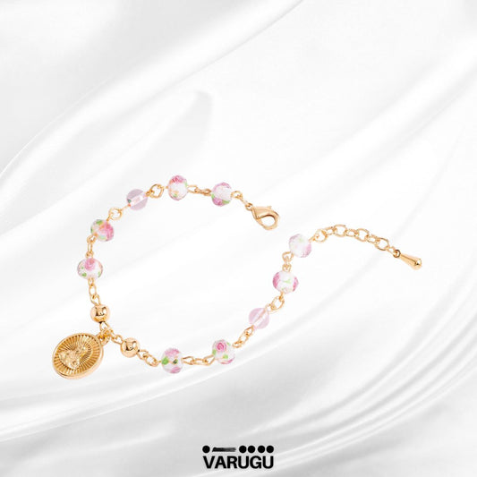 Pulsera con dije medalla y cuentas rosas en baño de oro