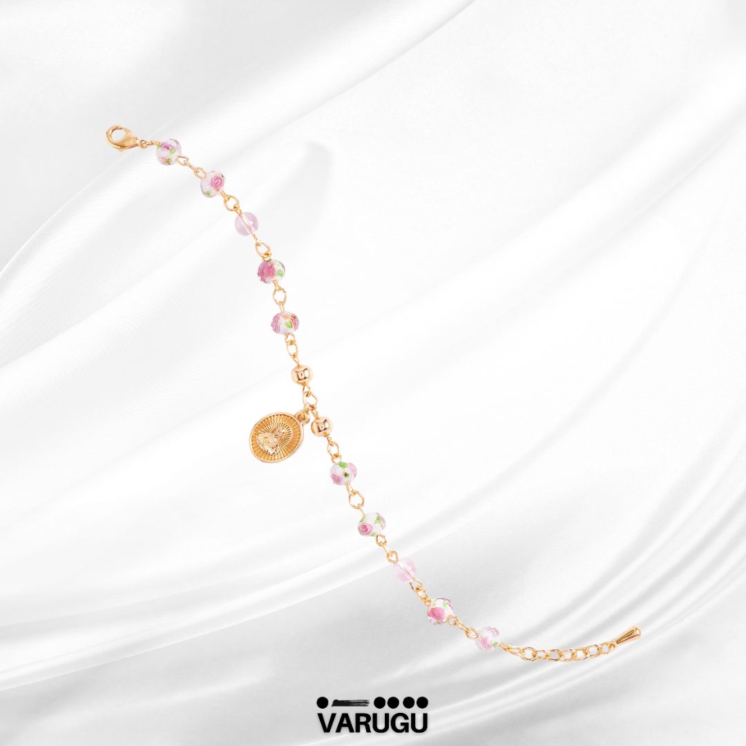 Pulsera con dije medalla y cuentas rosas en baño de oro