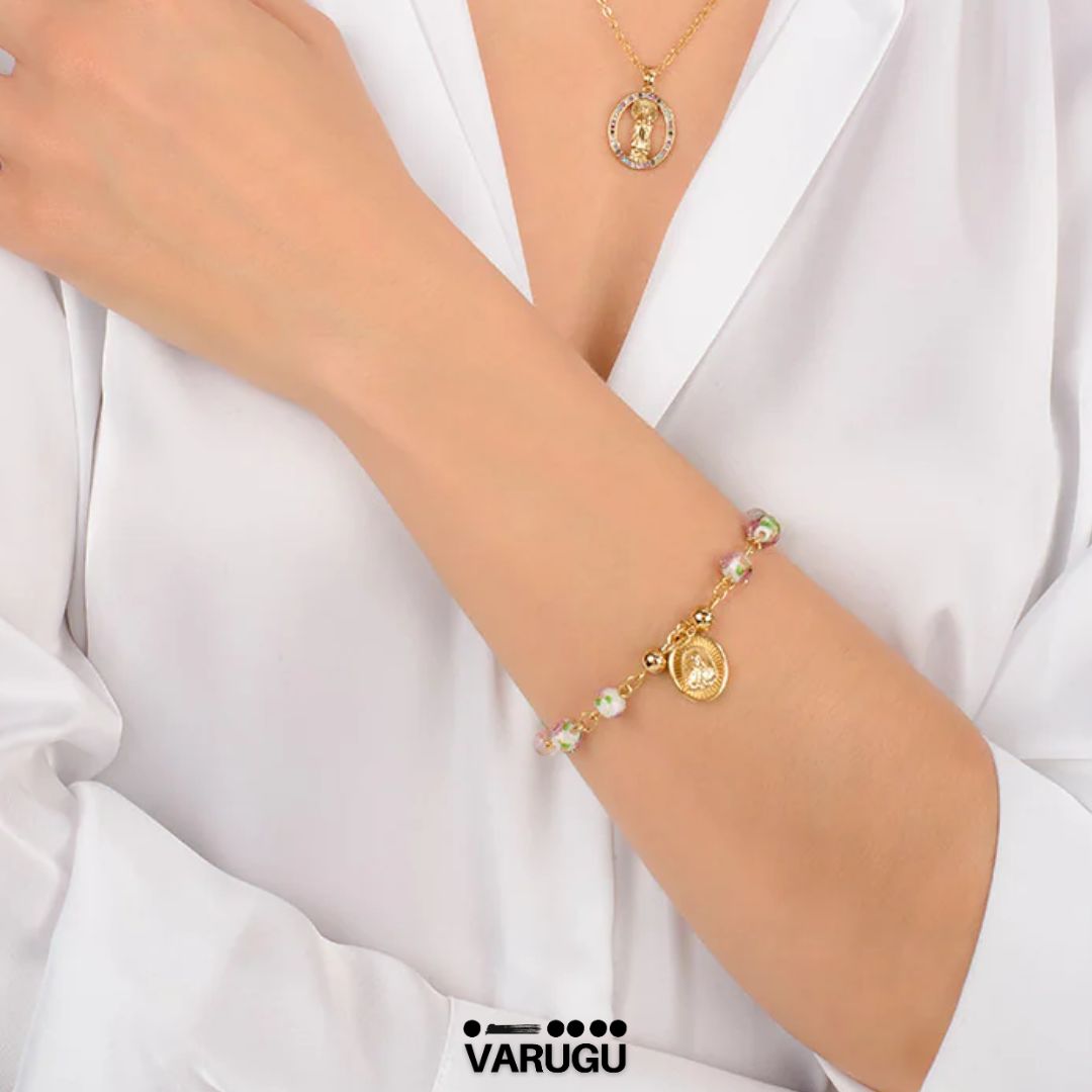 Pulsera con dije medalla y cuentas rosas en baño de oro