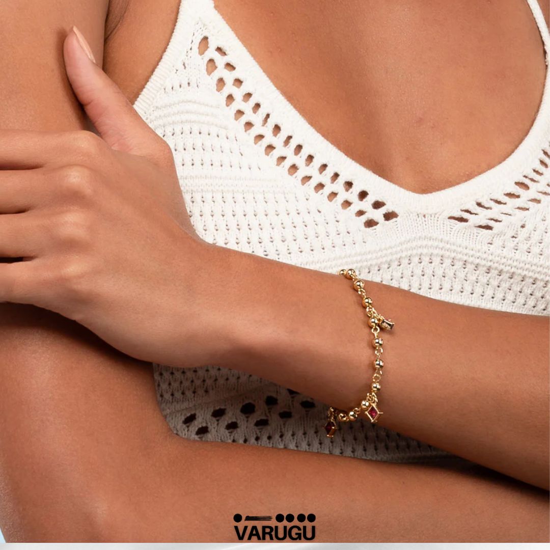 Pulsera con esferas y piedras rosas en baño de oro