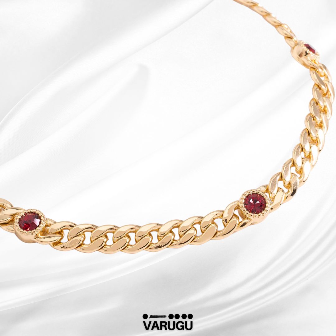 Pulsera con eslabones y piedras rojas en baño de oro