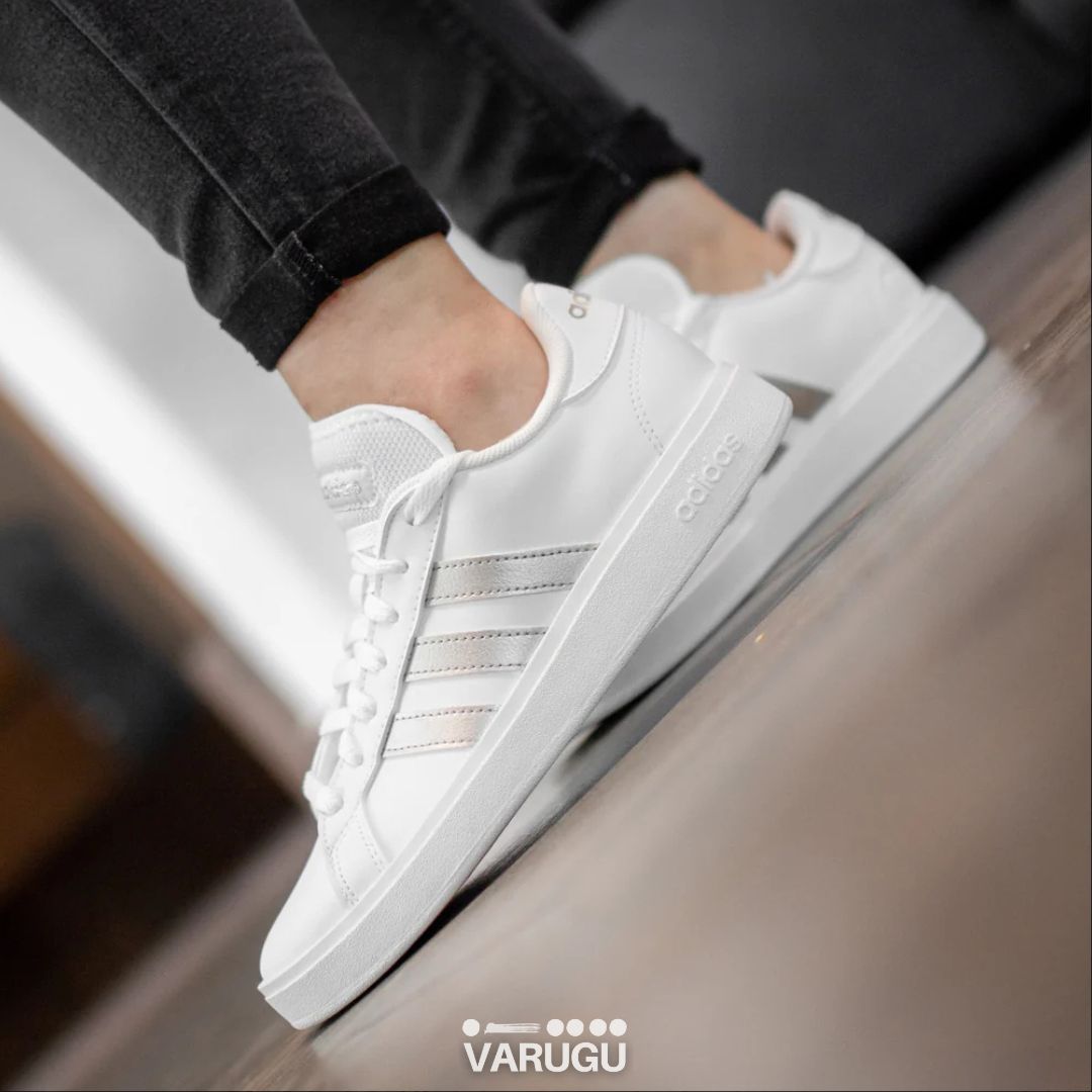 Tenis ADIDAS blancos con franja plata