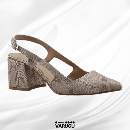 Tacones bajitos claros tono piel serpiente