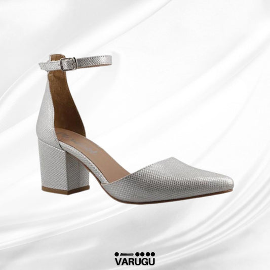 Zapatillas plateadas con pulsera de tobillo