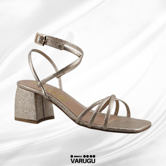 Zapatilla acabado color oro para dama