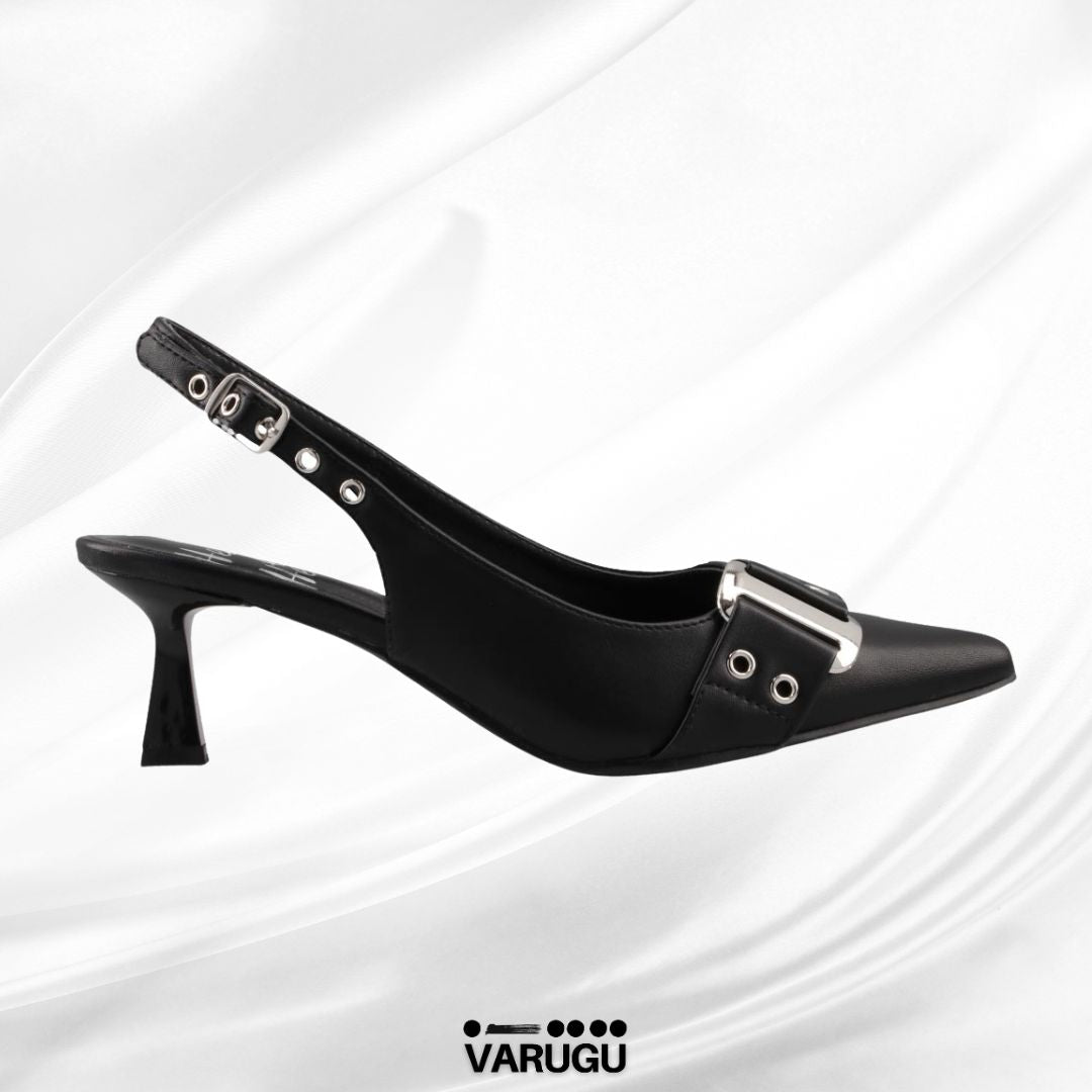 Zapatilla de punta negra con hebilla